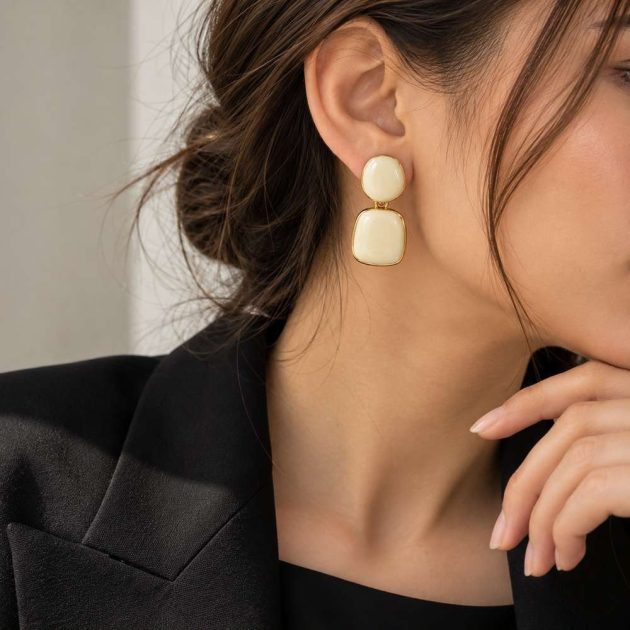 CREAM NOOR EARRING
